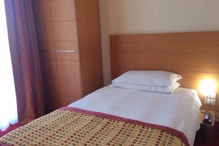 Room 9 of 37