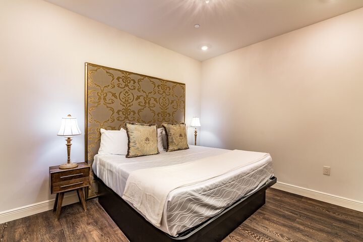 Room 42 of 182