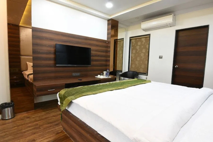 Room 4 of 8