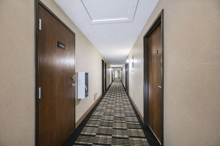 Ballroom/Hall 19 of 21