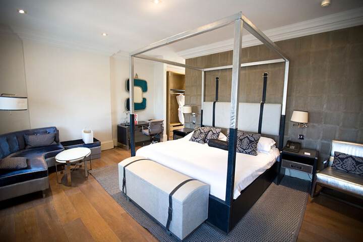 Room 6 of 15