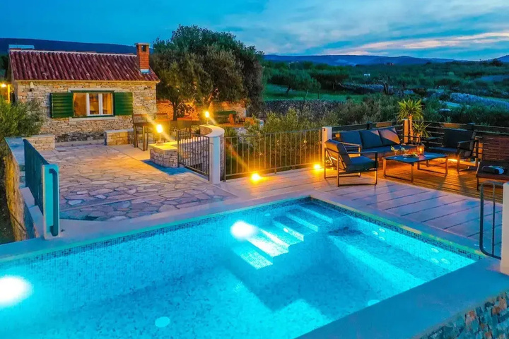 Pool 14 of 24