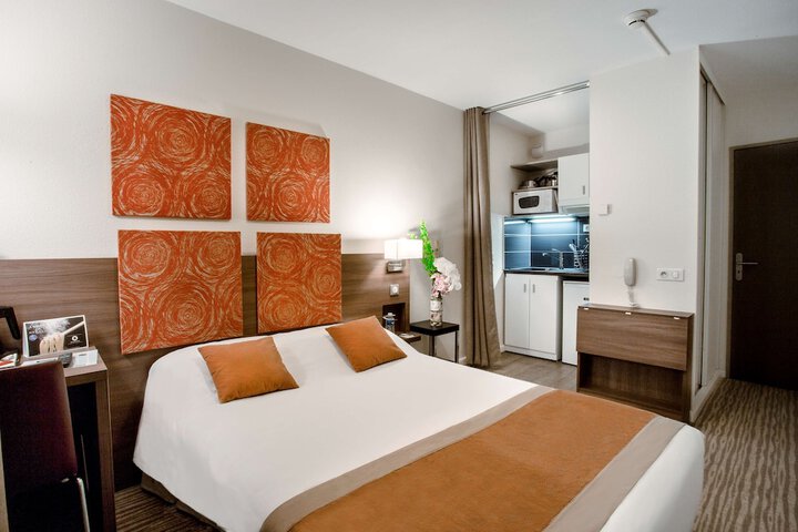 Room 16 of 40