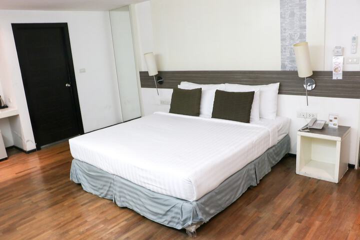 Room 28 of 80