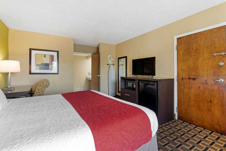 1 King Bed Room High Speed Internet Accessible Microwave and Refrigerator Work Desk Contine (7 of 18)