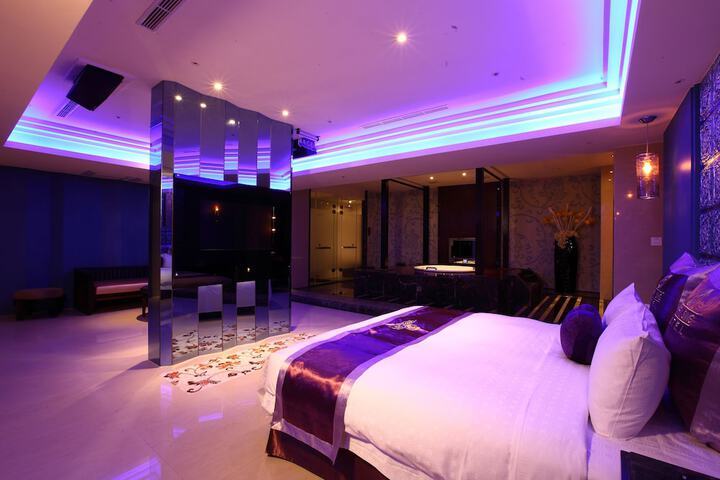 Room 9 of 32