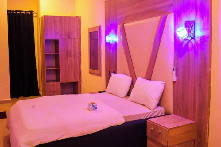Room 4 of 6