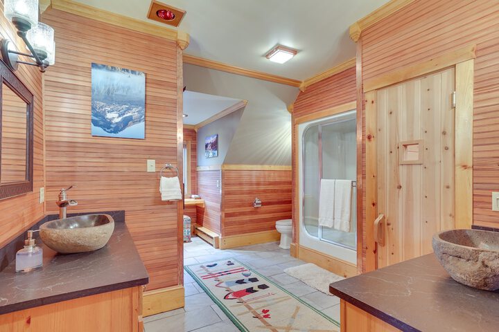 Ski-in / ski-out w/ Sauna in Jay Ski Peak Resort!