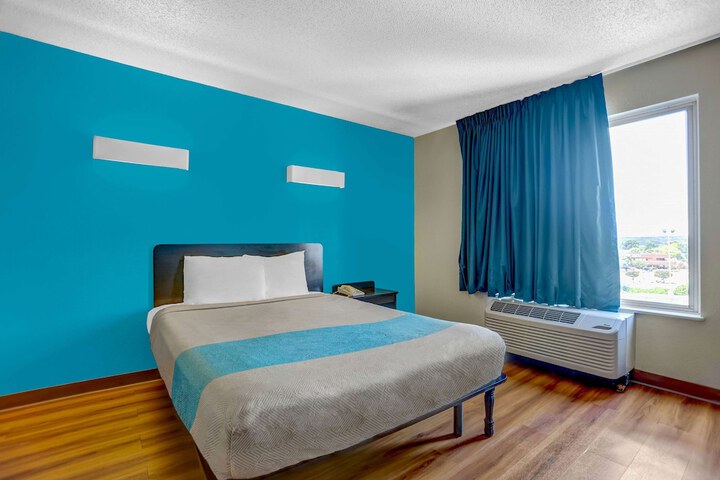 1 Queen Bed (18 of 18)