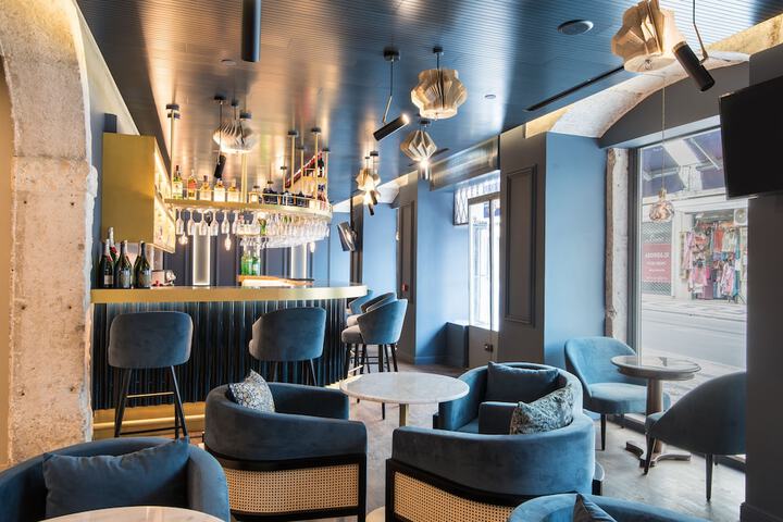 Lounge 62 of 77