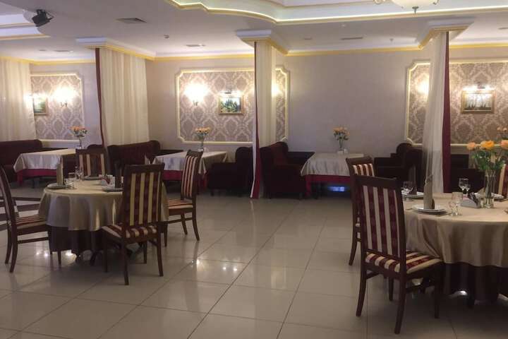 Dining 10 of 12