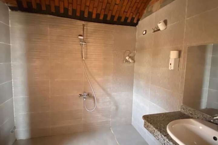 Room 6 of 14
