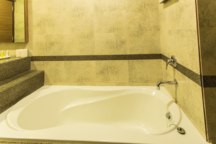 Deep soaking bathtub