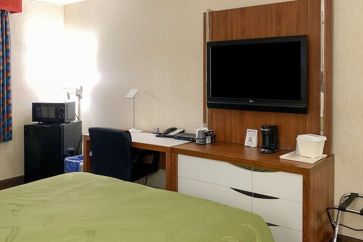 1 Queen Bed (7 of 12)