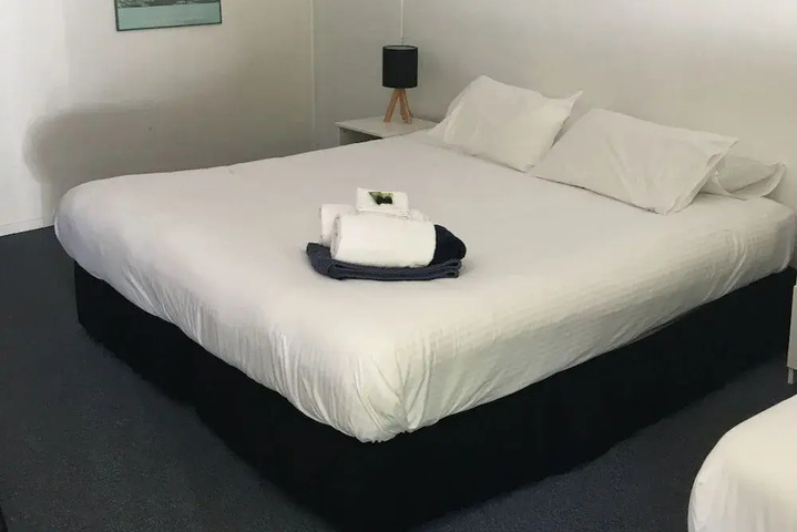 Room 5 of 9