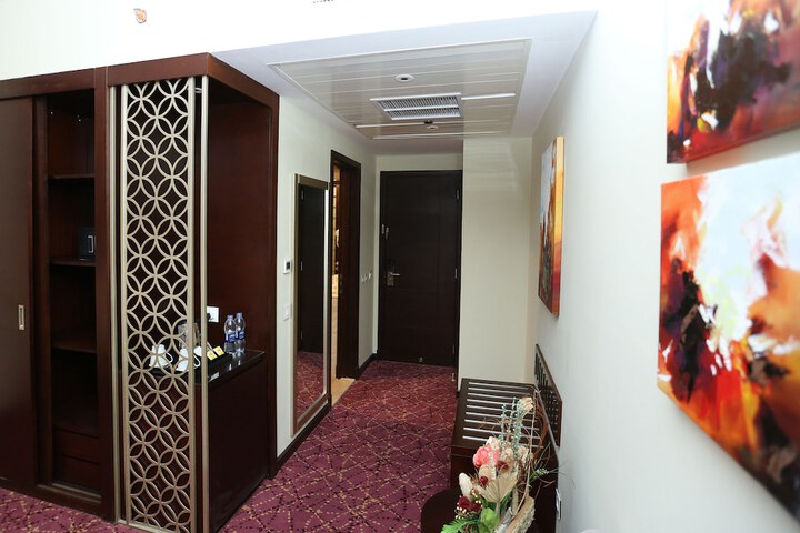 Room 4 of 81