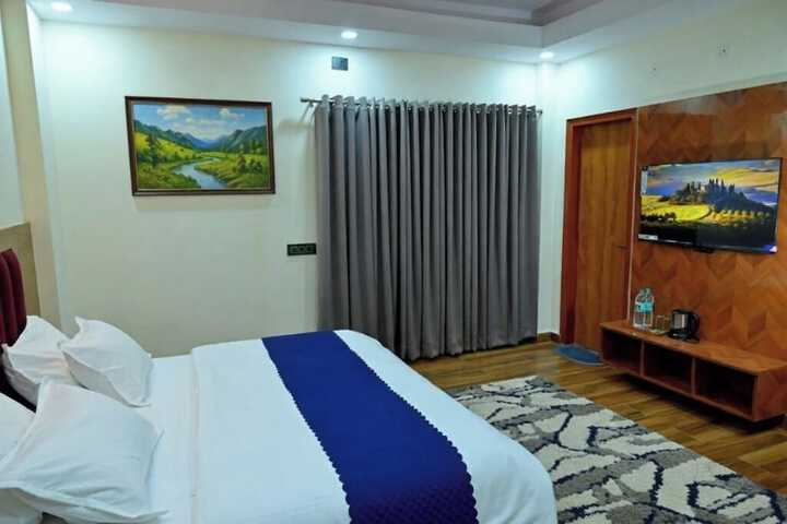 Room 5 of 16