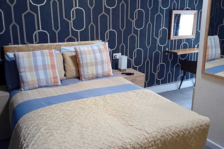 Room 7 of 9