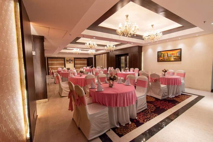 Ballroom/Hall 56 of 74