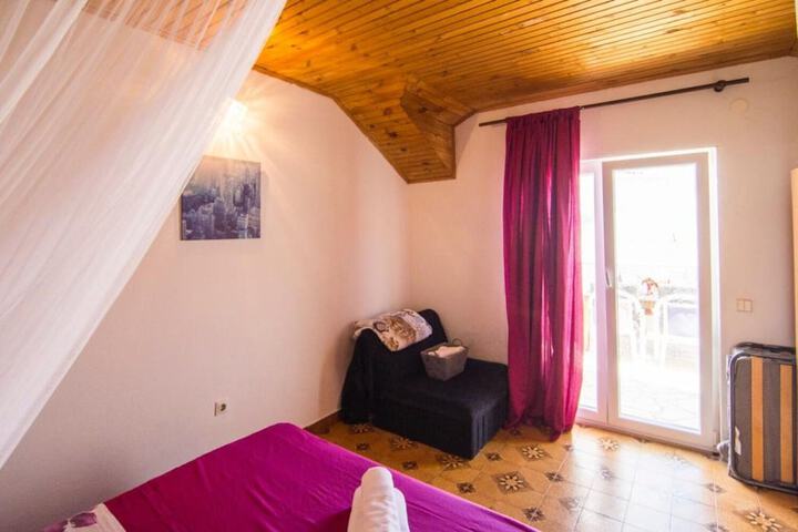 Room 2 of 27
