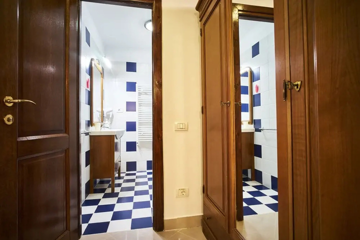 Room 5 of 9