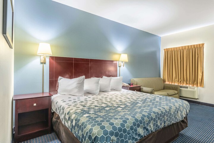 1 King Bed (2 of 10)