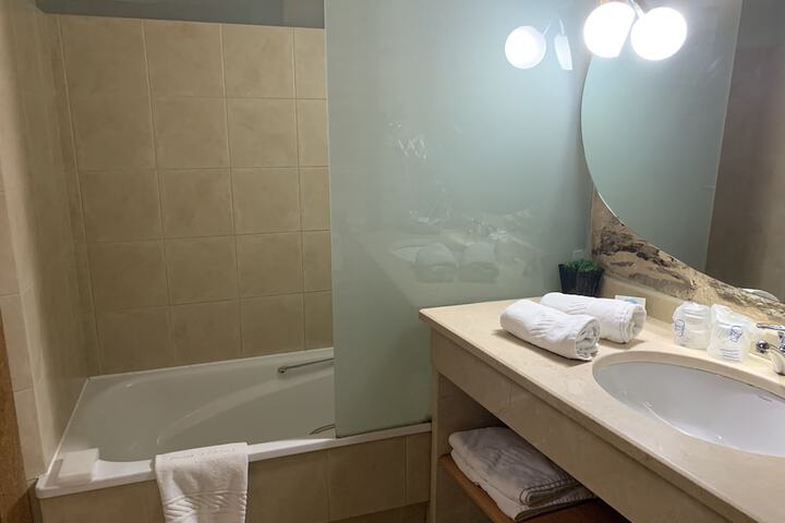 Room 32 of 60