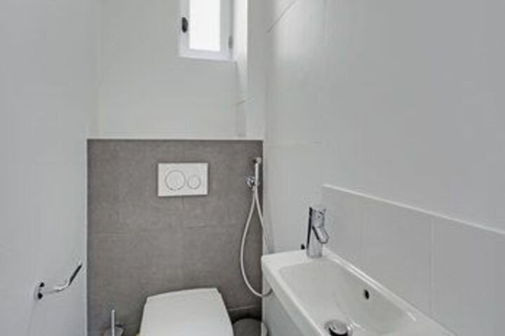 Room 4 of 102