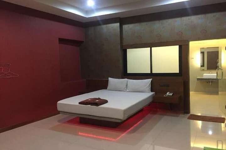 Room 7 of 19