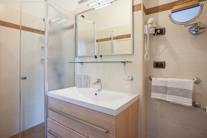 Room 103 of 212