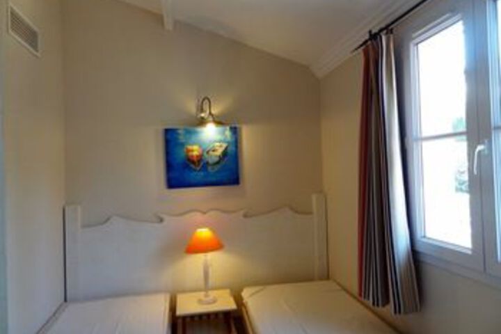 Room 5 of 12