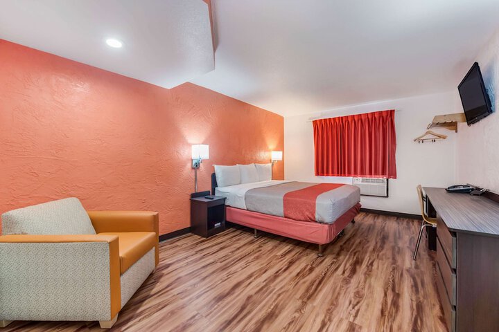 1 King Bed (5 of 9)