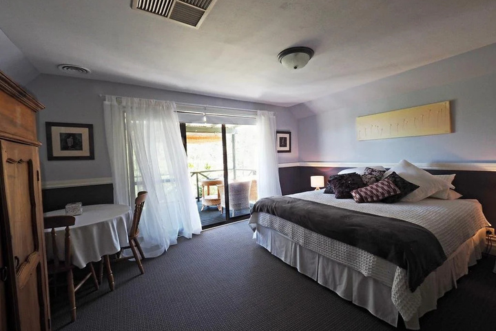 Room 8 of 10