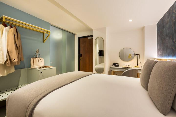 Room 33 of 61