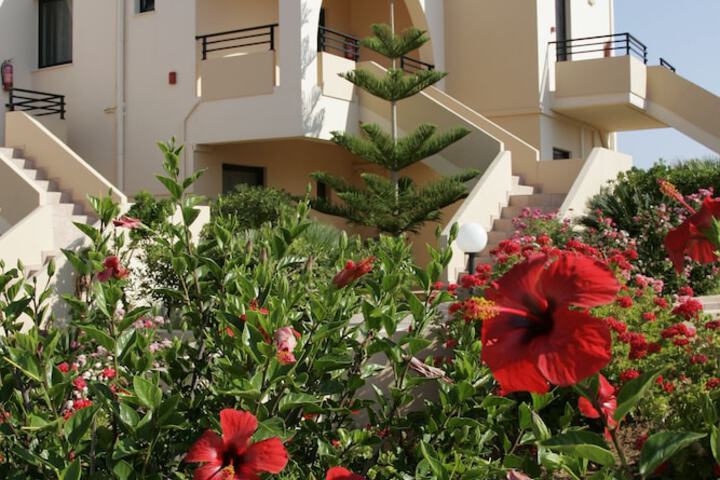 Hotel Exterior 27 of 37