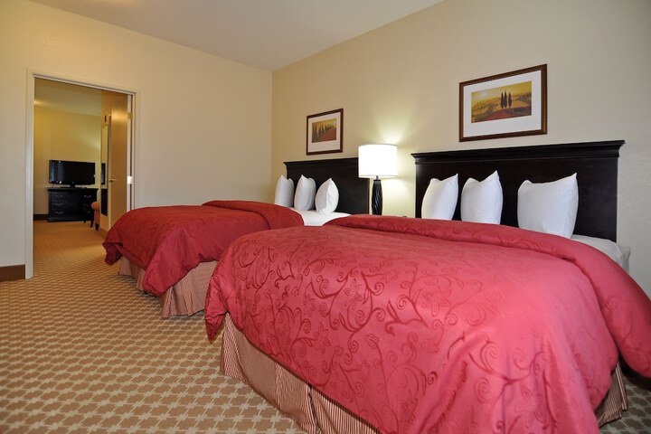 2 Queen Beds (1 of 13)