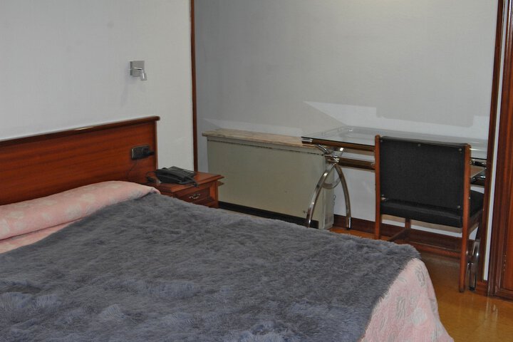 Room 13 of 42