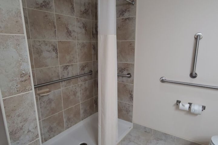 1 Queen Bed (6 of 16)
