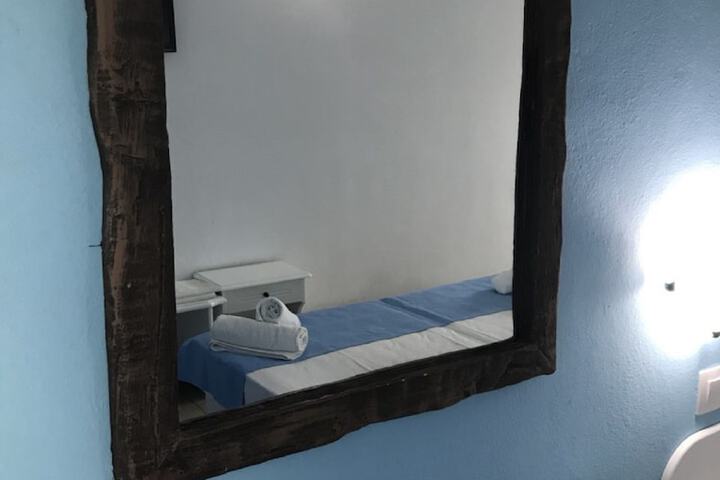 Room 6 of 42