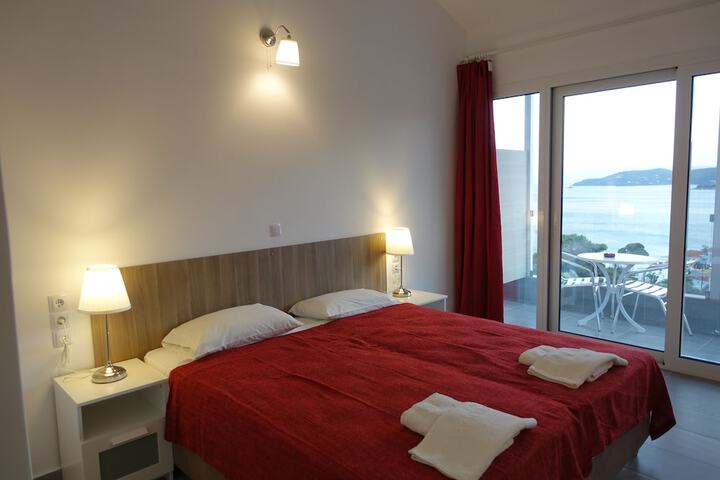 Room 9 of 48