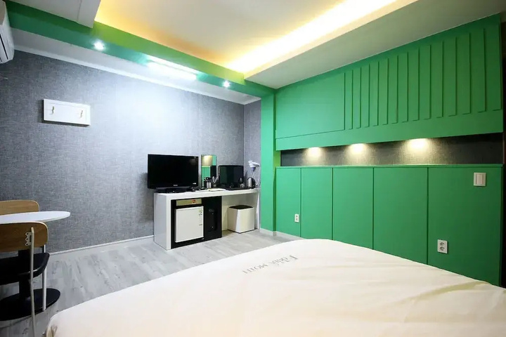 Room 11 of 21