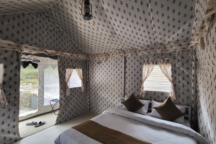 Room 5 of 9