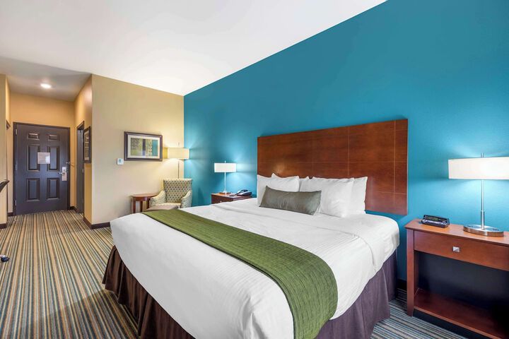1 King Bed Microwave and Refrigerator 39 Inch Led Television High Speed Internet Full Breakfast (12 of 20)