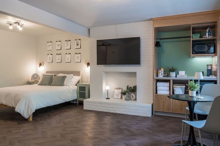 Room 4 of 20