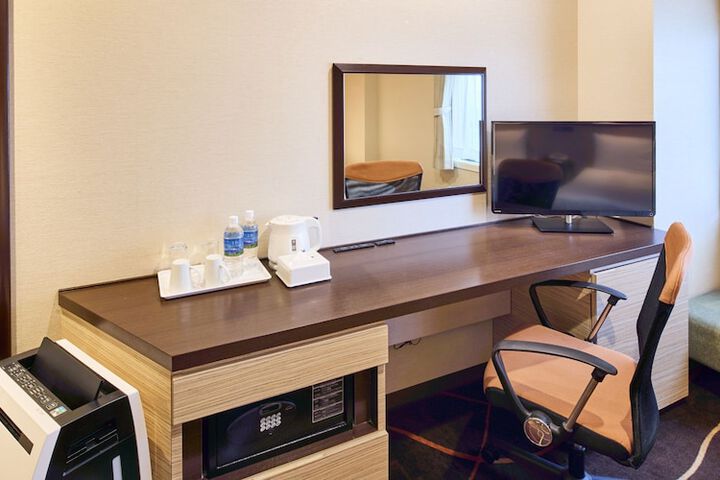 Room 18 of 145