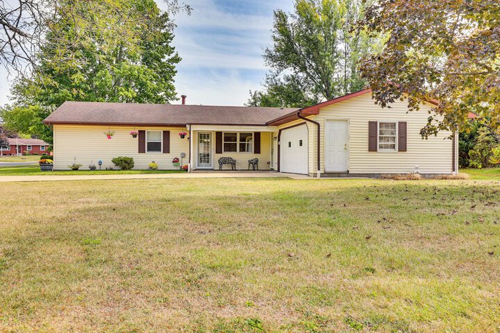 Peaceful Home Near Youngstown: Fenced Backyard!