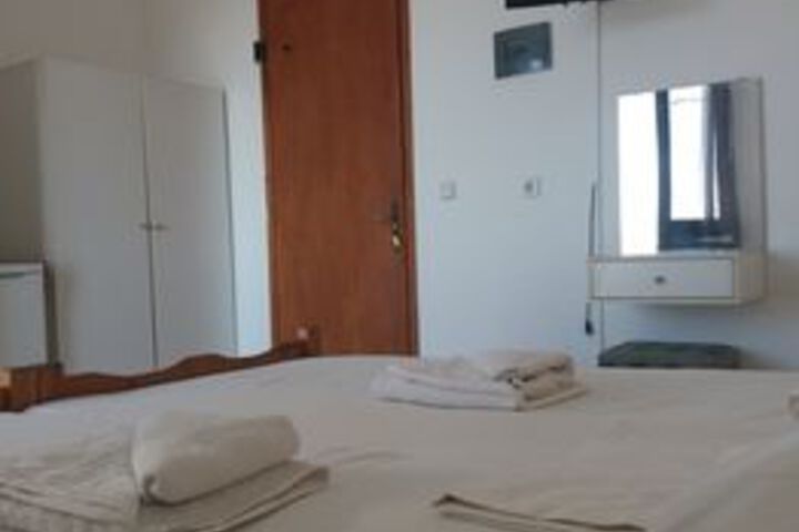 Room 7 of 13