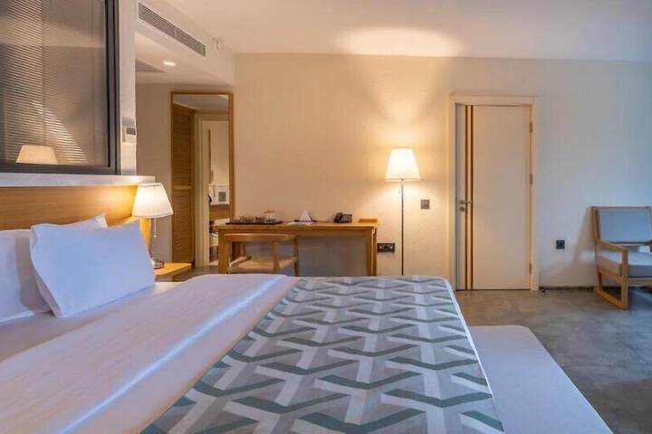 Room 33 of 128