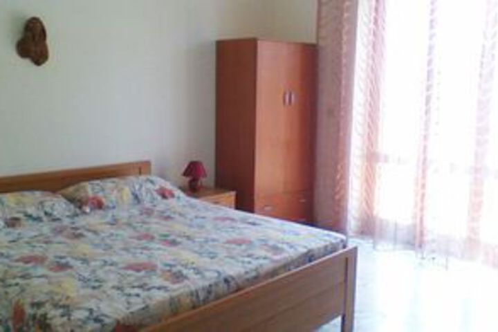 Room 4 of 11