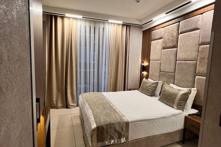 Room 7 of 18